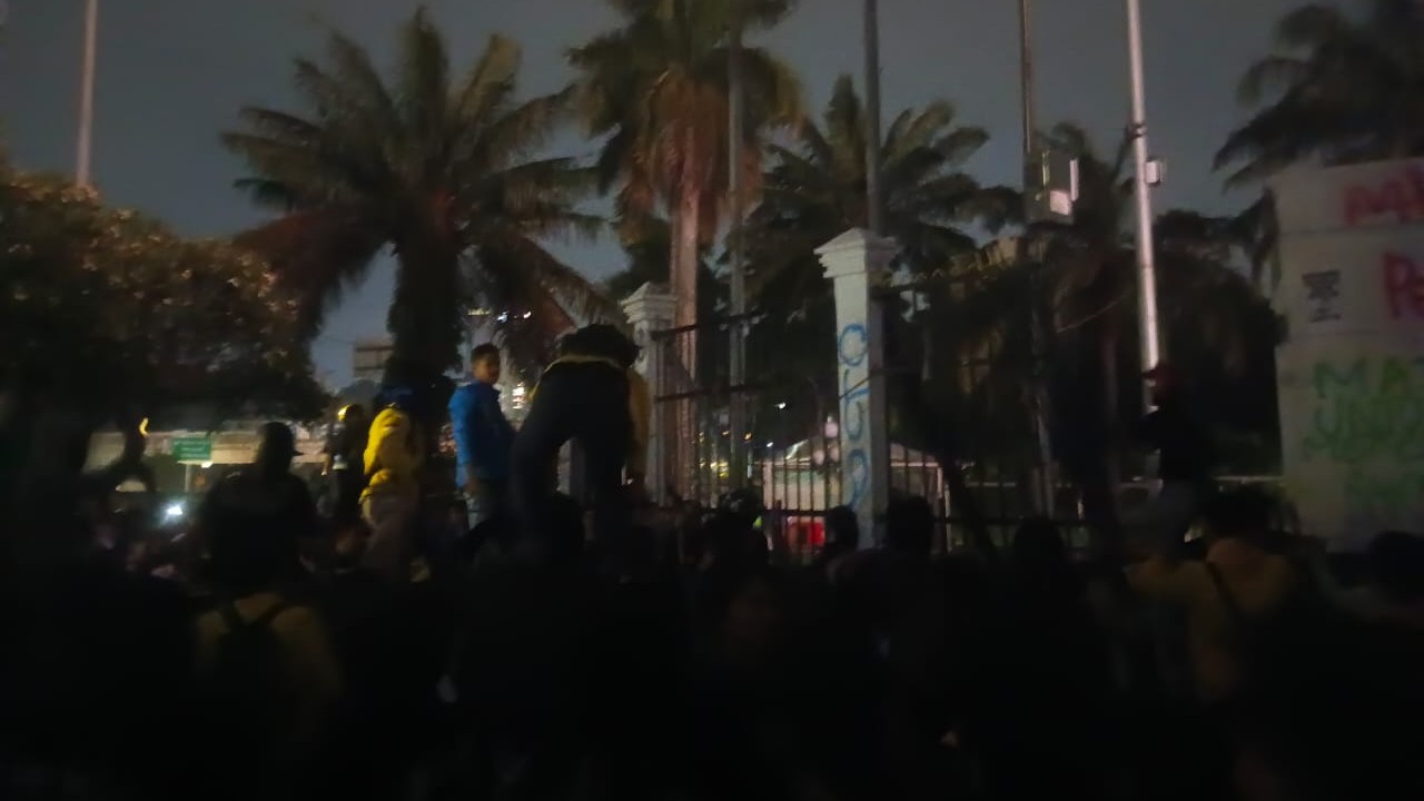 Listrik di depan gerbang DPR dipadamkan, Kamis (20/3/2025) malam. (Fakta.com/Hendri Agung)