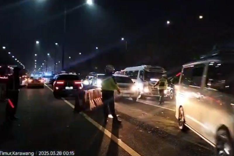 Rekayasa lalu lintas (lalin) contraflow 1 lajur diperpanjang dari KM 47 s.d KM 70 arah Cikampek Ruas Jalan Tol Jakarta-Cikampek (Japek) atas diskresi Kepolisian. (ANTARA/HO - Jasa Marga)