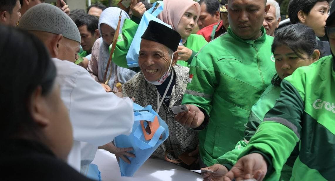 Masyarakat menukar kupon bingkisan Idulfitri 1446 H saat mengikuti gelar griya di Istana Kepresidenan Jakarta, Senin (31/3/2025). Foto: BPMI Setpres