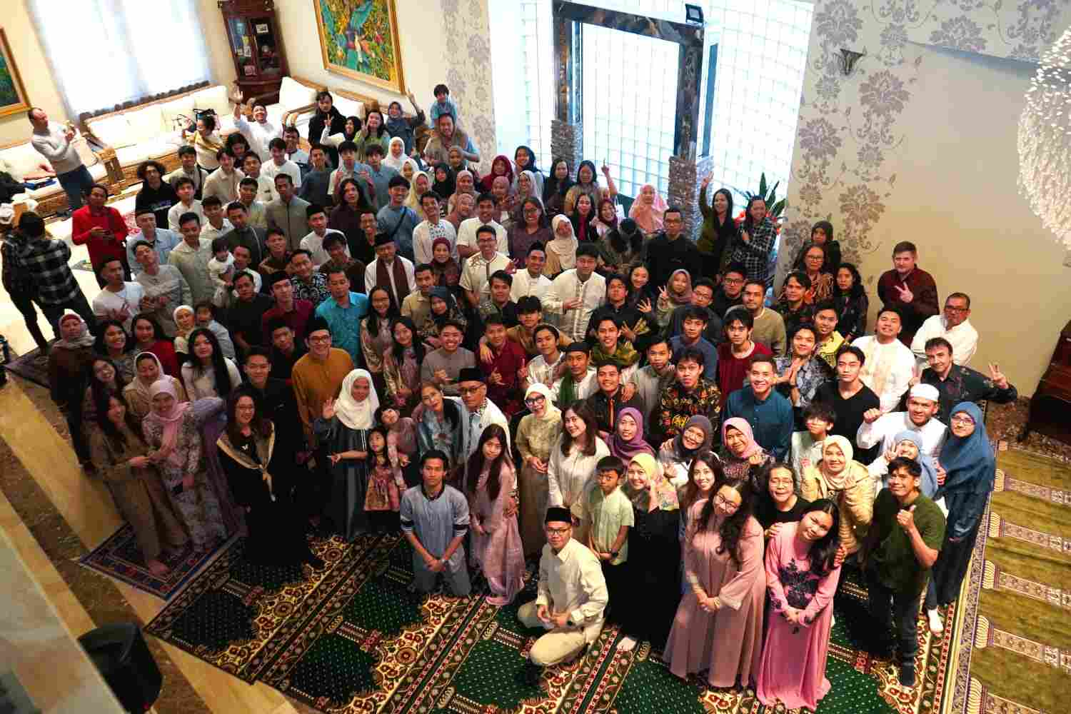 Perayaan Idulfitri di KBRI Bucharest, Rumania, Minggu (30/3/2025), dihadiri setidaknya 200 WNI dan juga warga negara lain seperti Pakistan, Kuwait dan Malaysia. Foto: KBRI&nbsp;Bucharest