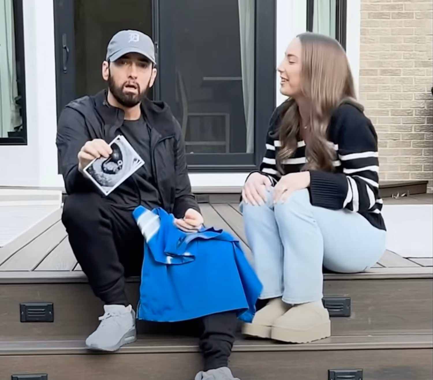 Eminem terlihat terkejut saat diberi tahu bahwa Hailie Jade, anaknya, tengah mengandung. Eminem resmi menjadi kakek. Foto: Video klip 'Temporary.'