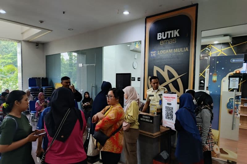 Suasana Butik Emas Logam Mulia Antam di Gedung Antam, Jalan TB Simatupang, Jakarta Selatan, Jumat (11/4/2025). (ANTARA/Muzdaffar Fauzan)