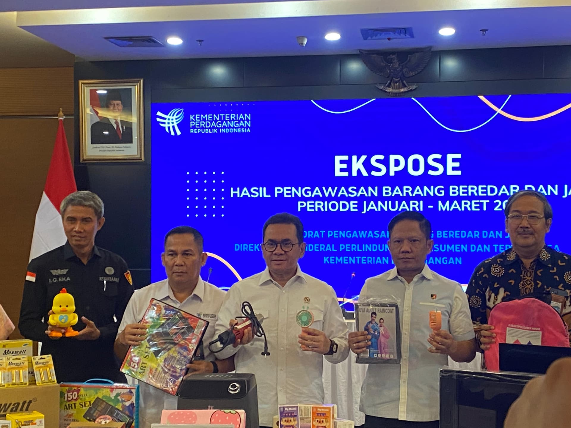 Mendag Budi Santoso (tengah) dalam Ekspose produk impor ilegal Januari-Maret 2025 di kantor Kemendag, Jakarta, Kamis (17/4/2025). (Fakta.com/Trian Wibowo)