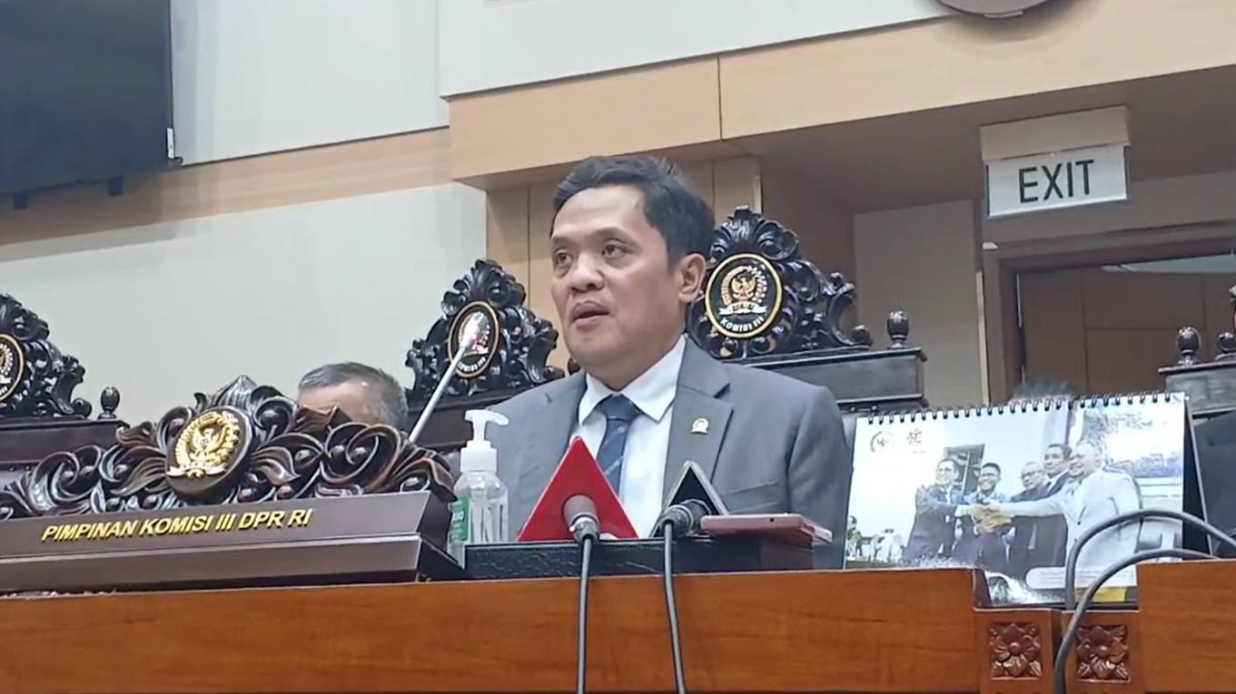 Ketua Komisi III DPR Habiburokhman mengumumkan penundaan pembahasan RKUHP dengan alasan masa sidang yang singkat, 17 April 2025. (Fakta.com/Dewi Yugi Arti)