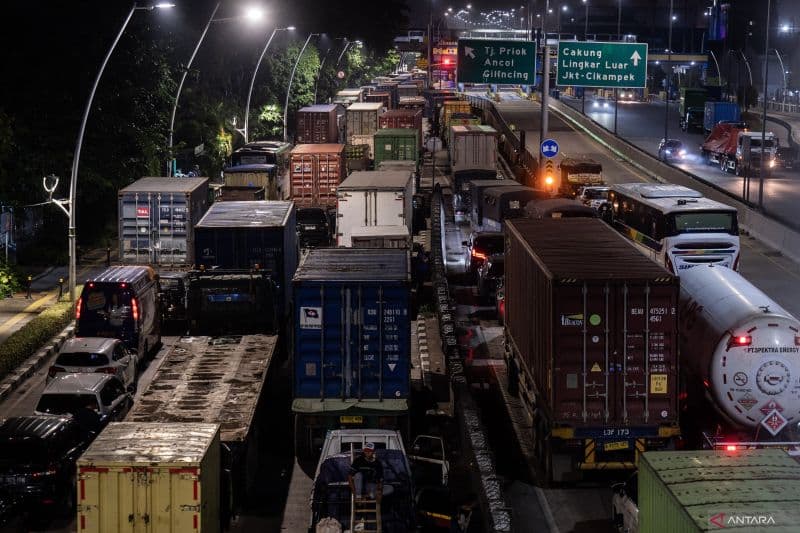 Sejumlah kendaraan saat terjebak macet di Jalan Yos Sudarso menuju Pelabuhan Tanjung Priok Jakarta, Kamis (17/3/2025). ANTARA FOTO/Bayu Pratama S.