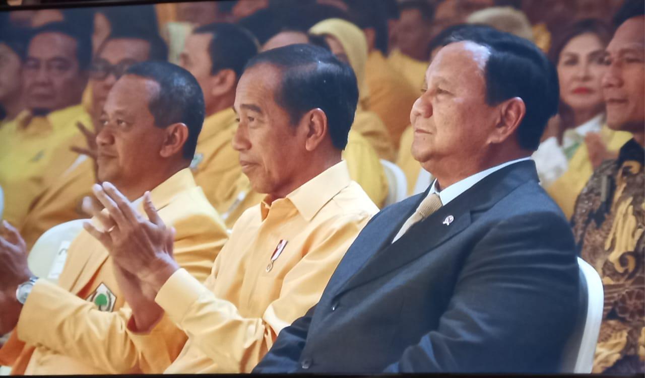 Presiden ketujuh RI Joko Widodo (tengah) dipecat dari PDIP lantaran mendukung paslon lawan. (Antara)&nbsp;