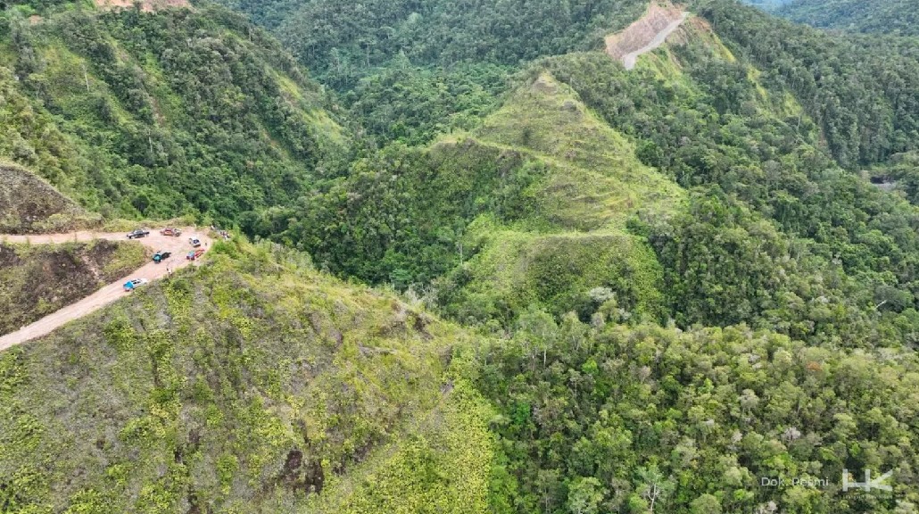Salah satu proyek jalan Trans Papua. Pekerja proyek banyak yang jadi korban penyanderaan kelompok separatis. (Antara)