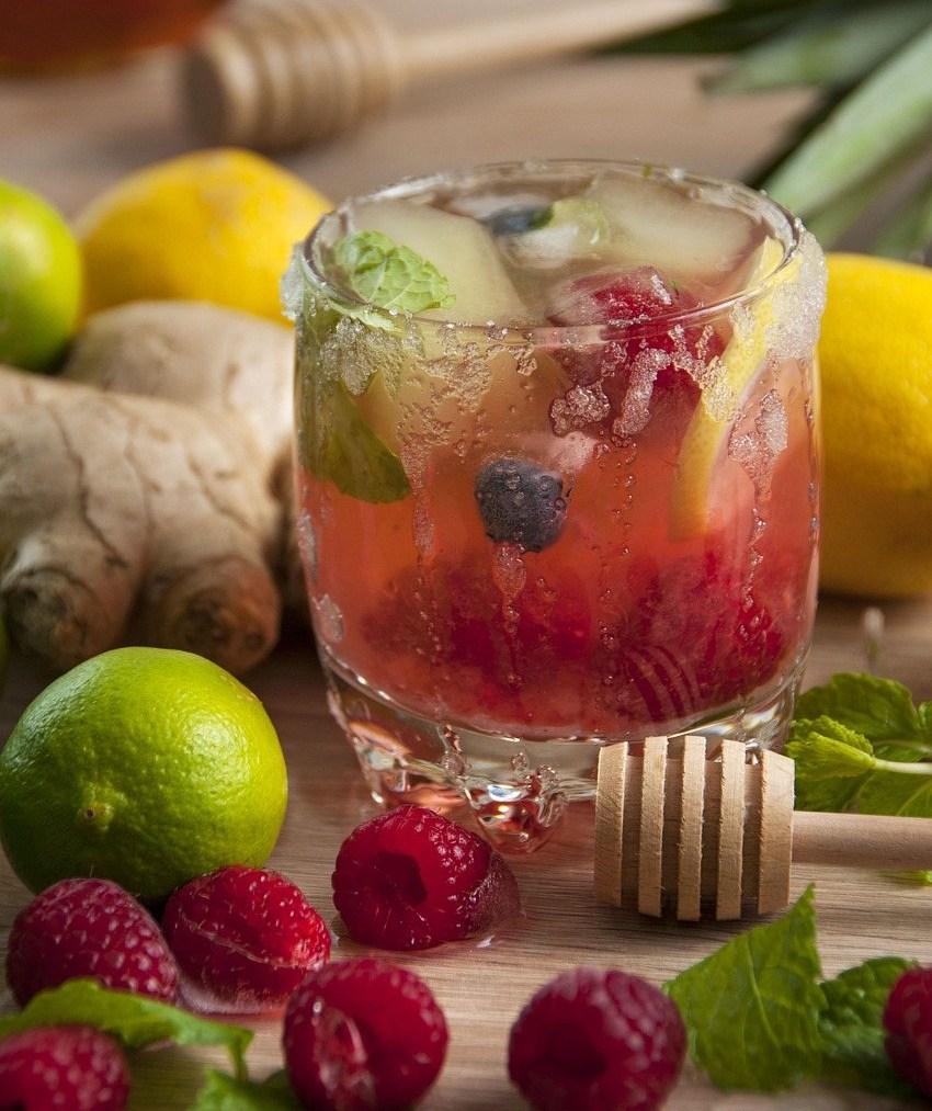 Infused water juga enggak kalah nyegerin, lho! (Sumber: Freepik)