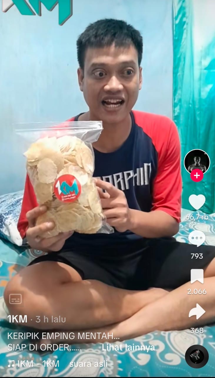 Mantan kiper timnas Indonesia, Kurnia Meiga, berjualan keripik emping. (Tangkap layar akun TikTok @kurniameiga_1)
