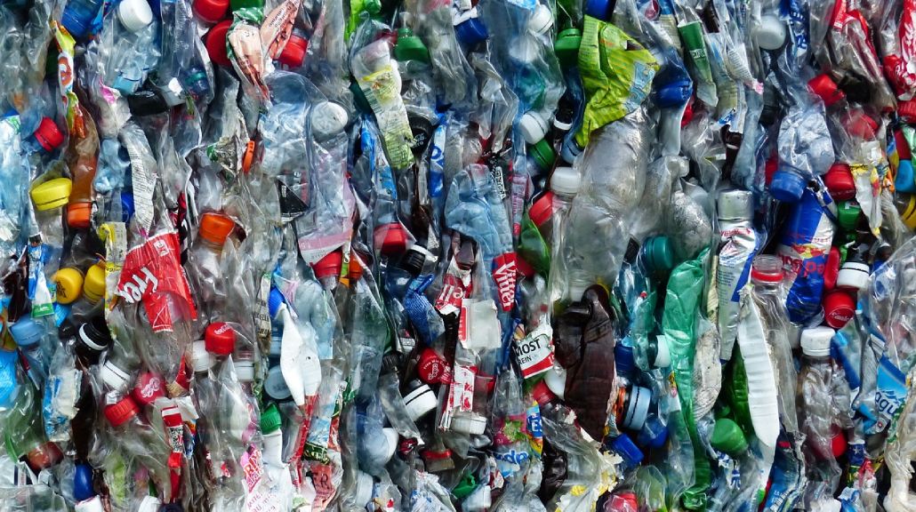 Sampah botol plastik. (Dokumen Pixabay)