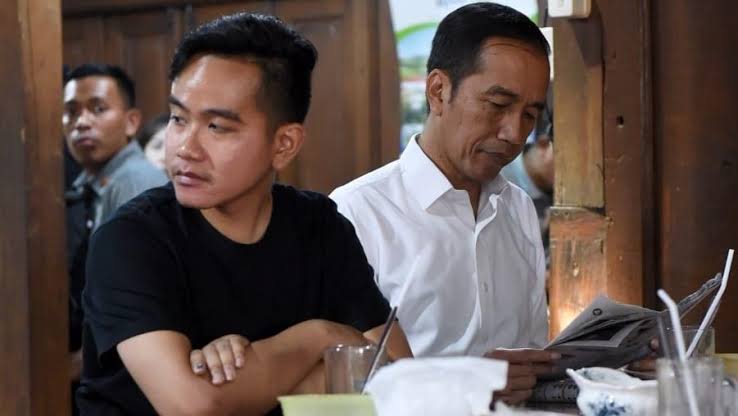 Presiden Joko Widodo dan anaknya, Gibran Rakabuming Raka (kiri). (Foto: Dok. Sekretariat Presiden)