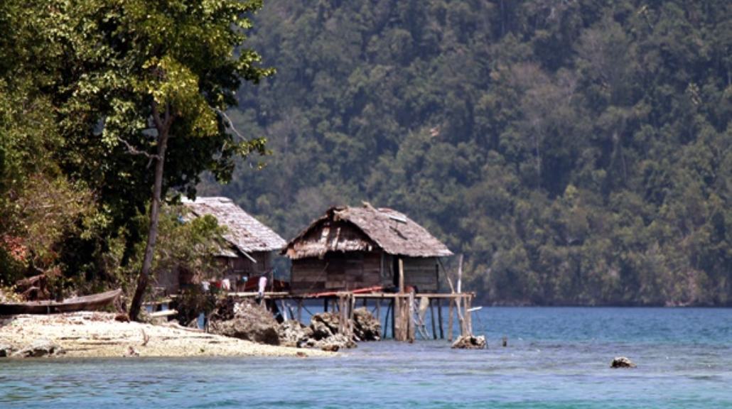 Rumah orang Bajau di Togean. (Dokumen Kemdikbudristek/Steven Sumolang)