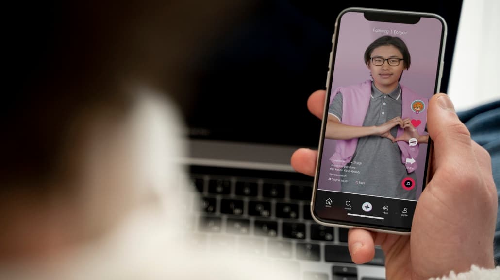 Ilustrasi. TikTok jadi medsos terpopuler di RI di tengah kritik soal video pendek memicu <i>brain rot</i>. (dok. Freepik)