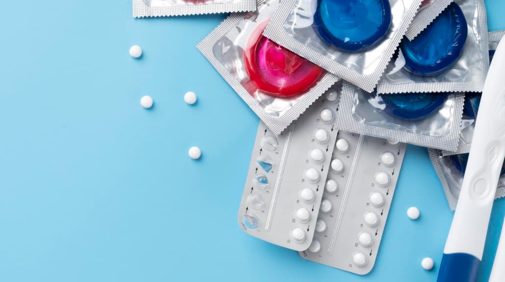 Kondom dan pil KB merupakan jenis alat kontrasepsi. (Foto: Freepik/Freepik)