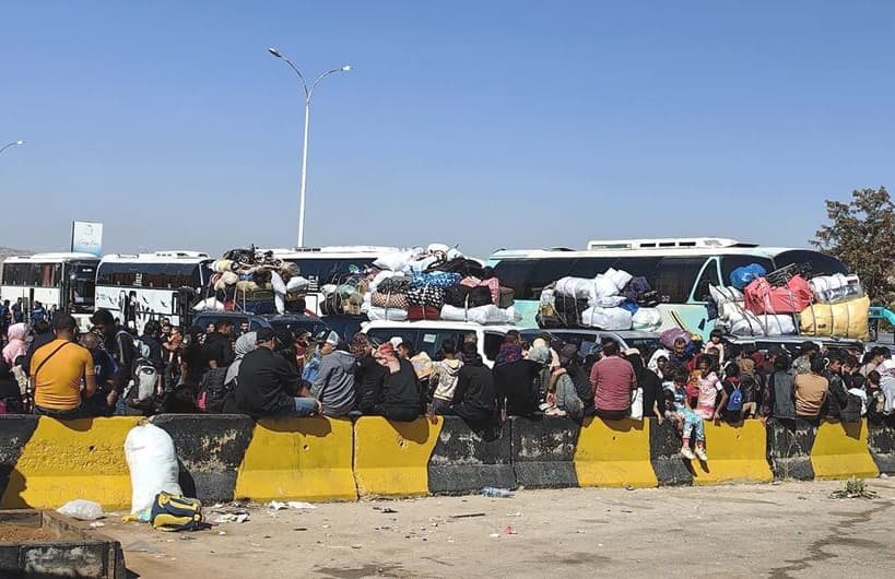 Warga Lebanon tertahan di perbatasan Suriah, Senin (23/9/2024) saat hendak mengungsi untuk menghindari ancaman perang besar-besaran antara Hizbullah dan Israel, terutama di kawasan Lebanon Selatan. Foto: UNHCR