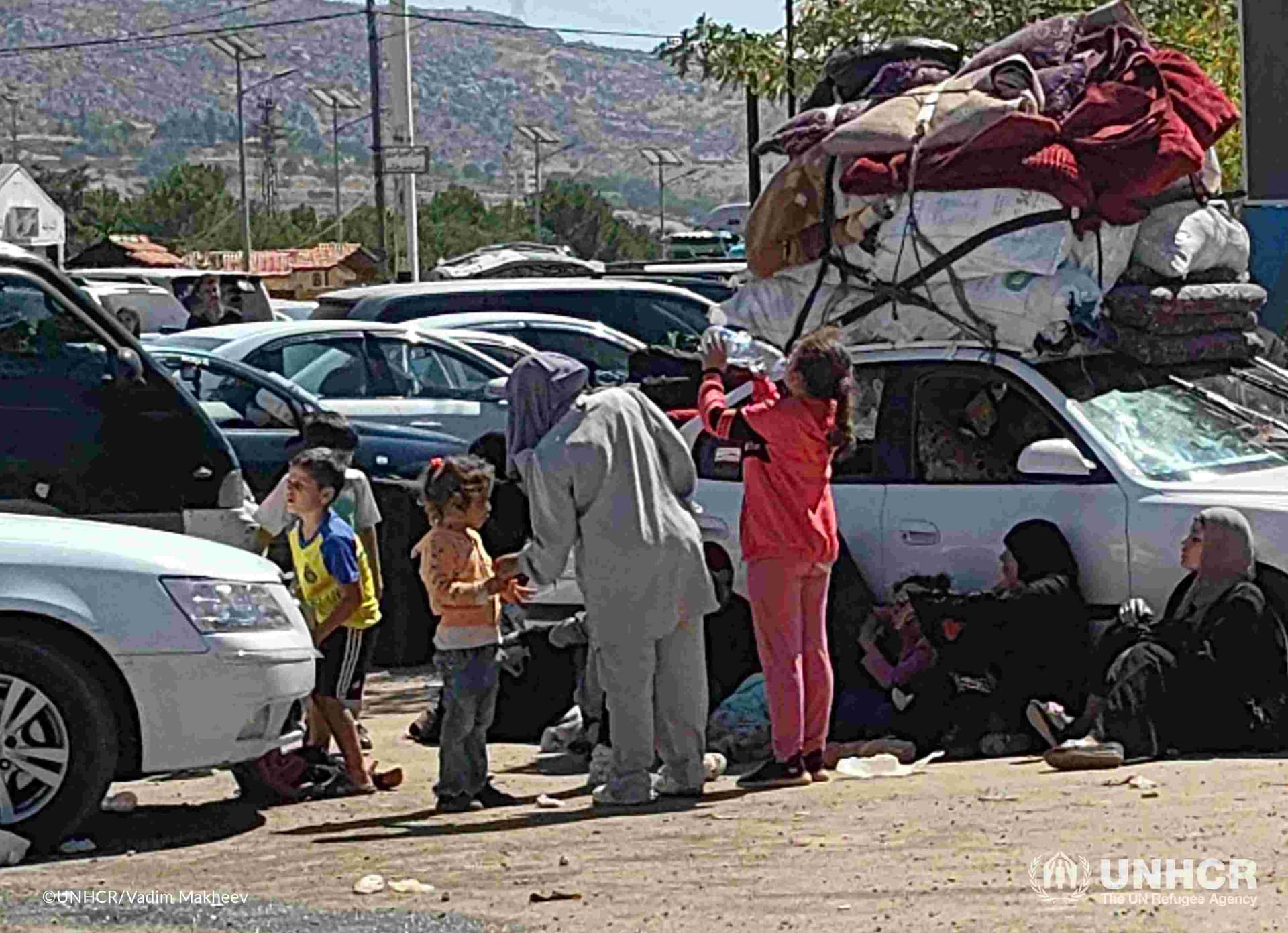 Kerumunan keluarga dari Lebanon tengah mengantre di perbatasan untuk mengungsi ke Suriah. Foto: UNHCR
