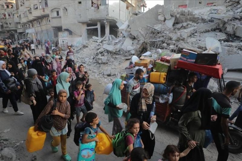 Wilayah di bagian timur dan barat Gaza Utara menyaksikan gelombang pengungsian warga Palestina pada Sabtu (5/10/2024) malam di tengah pemboman udara dan artileri intensif Israel, menurut laporan seorang wartawan Anadolu. /ANTARA/Anadolu/py