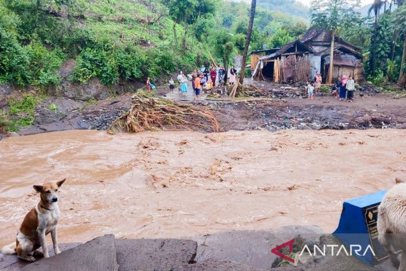 Banjir Bandang Terjang Situbondo, Ratusan Warga Terisolasi