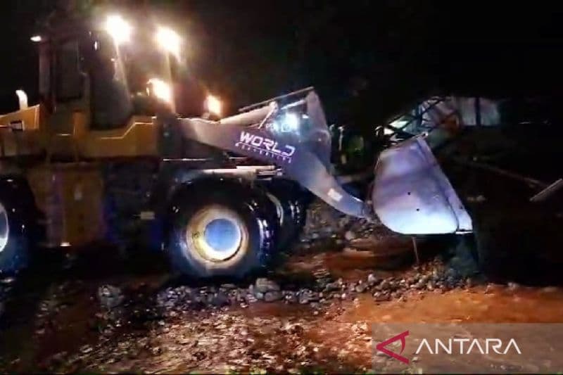 Material Banjir Tutup Akses Jalur Pantura Situbondo