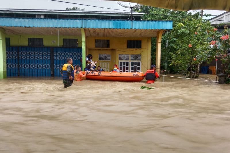 Banjir di Kalbar Meluas, Ribuan Orang Menderita dan 2 Meninggal