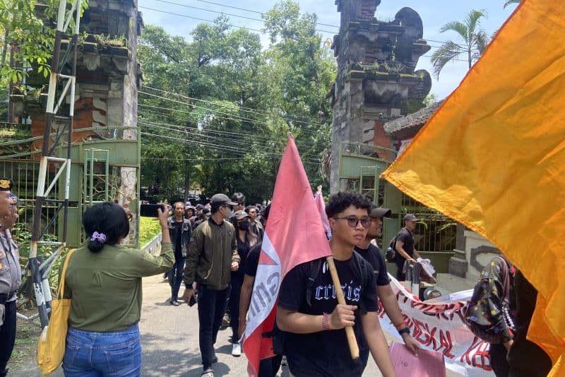 Geruduk DPRD Bali, Mahasiswa Tolak Pemangkasan Anggaran Pendidikan