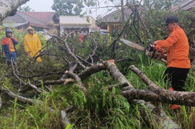 34 Rumah di Selaawi Garut Rusak Diterjang Angin Kencang
