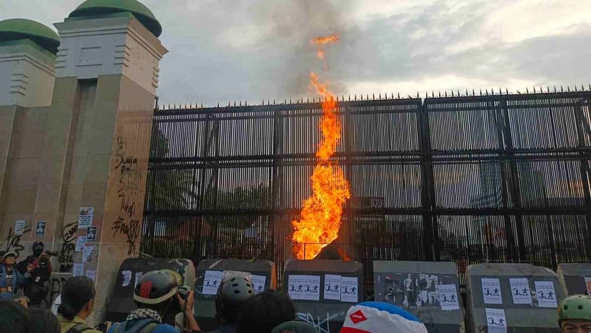 Chaos, Massa Demonstran RUU TNI Bakar Hingga Jebol Pagar Gedung DPR