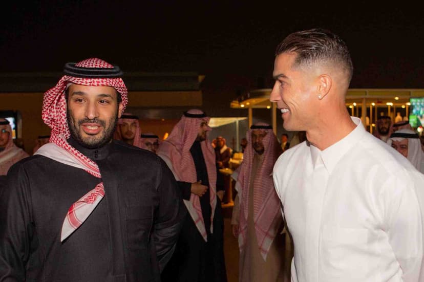Ronaldo Ucapkan Selamat Lebaran, Pakai Gamis dan Bawa Pedang