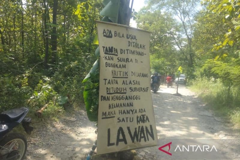 Protes Warga Blora Tanam Pohon di Tengah Jalan Rusak: Dana Perbaikan Mana, Le?