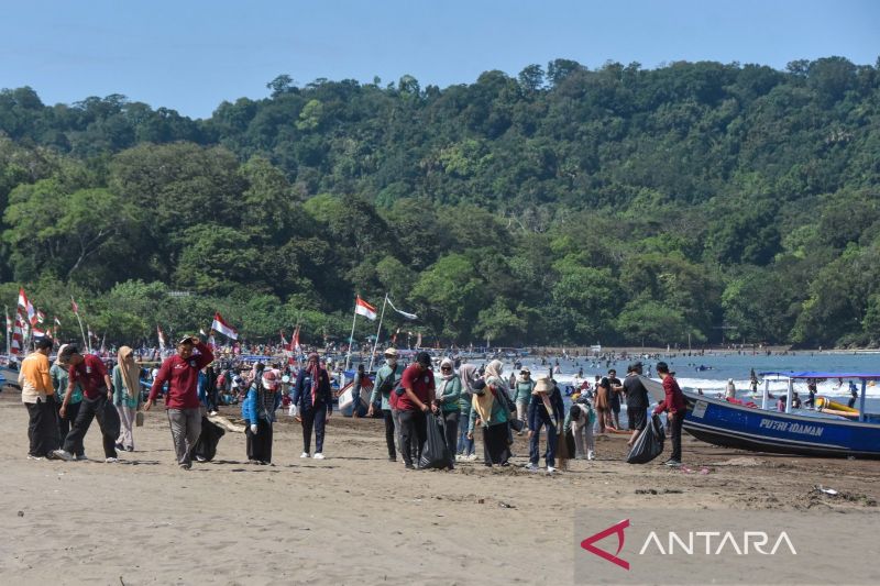 Libur Lebaran, Volume Sampah di Destinasi Wisata Pangandaran Naik 300 Persen