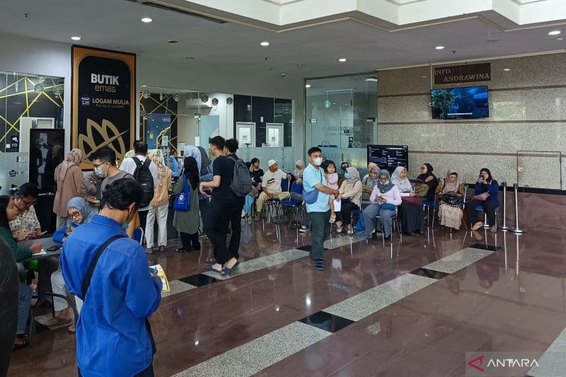 Butik Antam TB Simatupang Dipadati Masyarakat pada Jumat