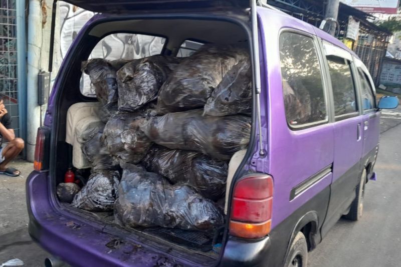 Gawat, Minibus di Tangerang Tepergok Hendak Buang Sampah di Jalan