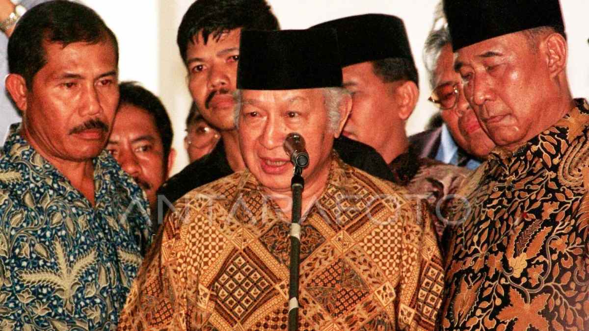 A-Z Kesalahan Soeharto Versi Kontras dkk, Menjawab Pertanyaan Mensesneg