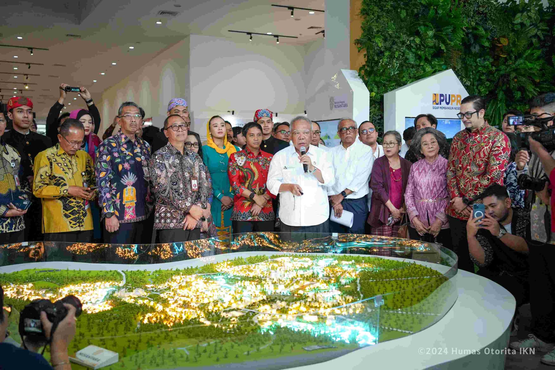 Menteri PUPR sekaligus Kepala Otorita IKN tengah menjelaskan proyeksi pembangunan IKN di salah satu hotel di Jakarta. Foto: Humas Otorita IKN