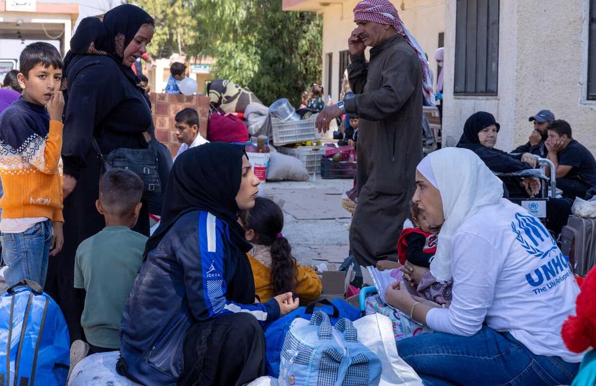 Tim UNHCR membantu para pengungsi Lebanon yang pergi untuk mengungsi ke Suriah. Foto: UNHCR