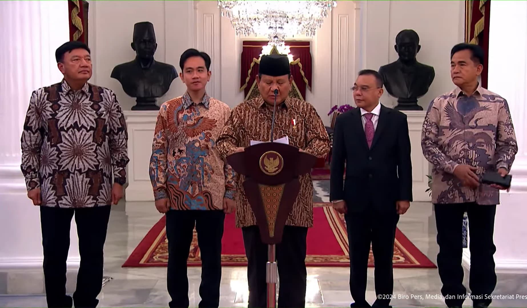 Budi Gunawan (kiri) saat pengumuman nama calon menteri Kabinet Merah Putih yang dibacakan langsung Presiden Prabowo (tengah) di Istana Negara, Jakarta, Minggu (20/10/2024) malam. Foto; Youtube Sekretariat Presiden.