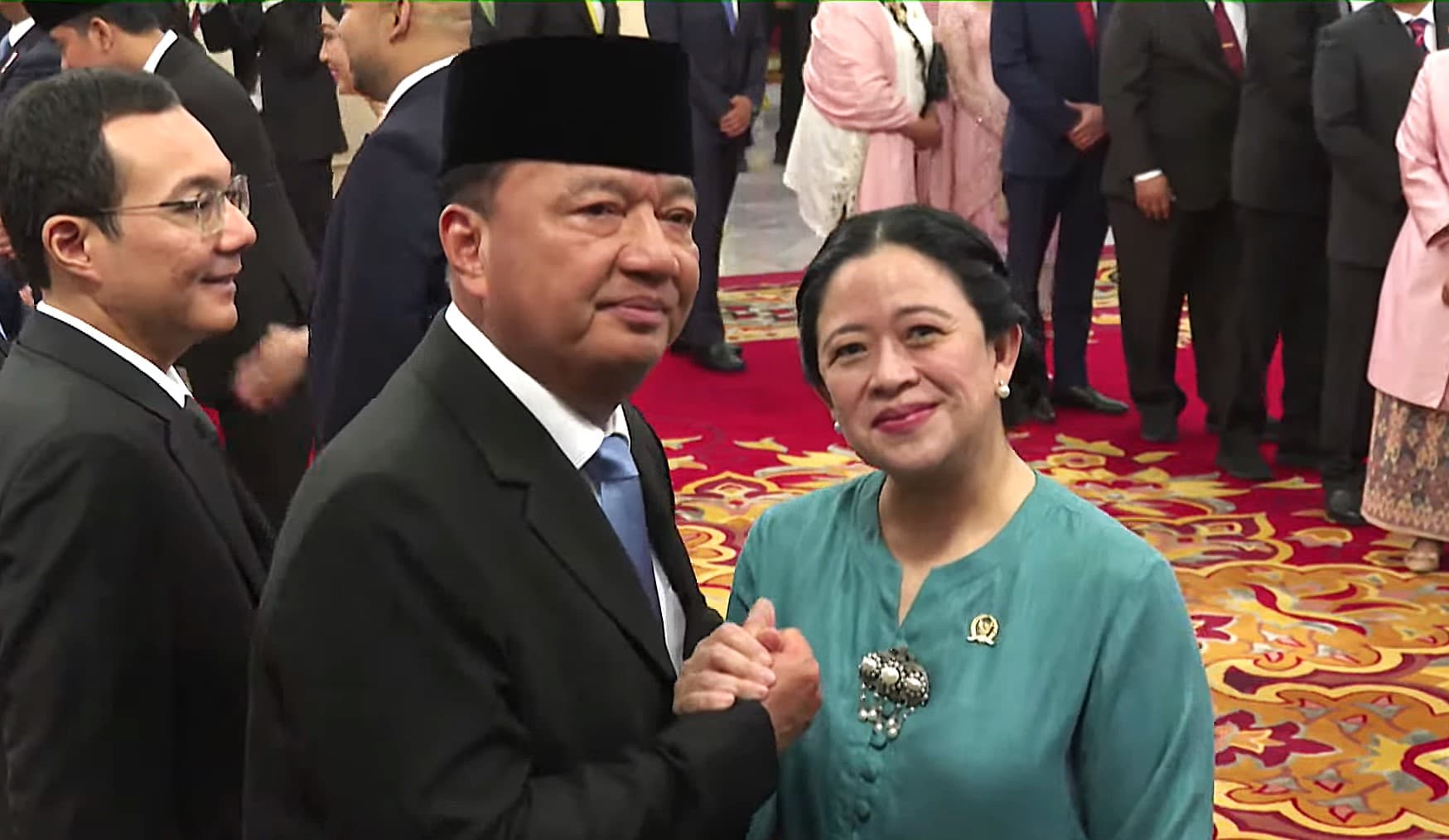 Puan Maharani memberi selamat kepada Budi Gunawan setelah dilantik menjadi Menteri Koordinator Politik dan Keamanan dalam Kabinet Merah Putih di Istana Negara, Jakarta, Senin (21/10/2024). Foto: Youtube/Sekretariat Presiden