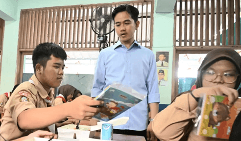 Wapres Gibran dalam berbagai kesempatan sosialisasi janji kampanye MBG menyertakan susu dalam menu program ini. (Antara)