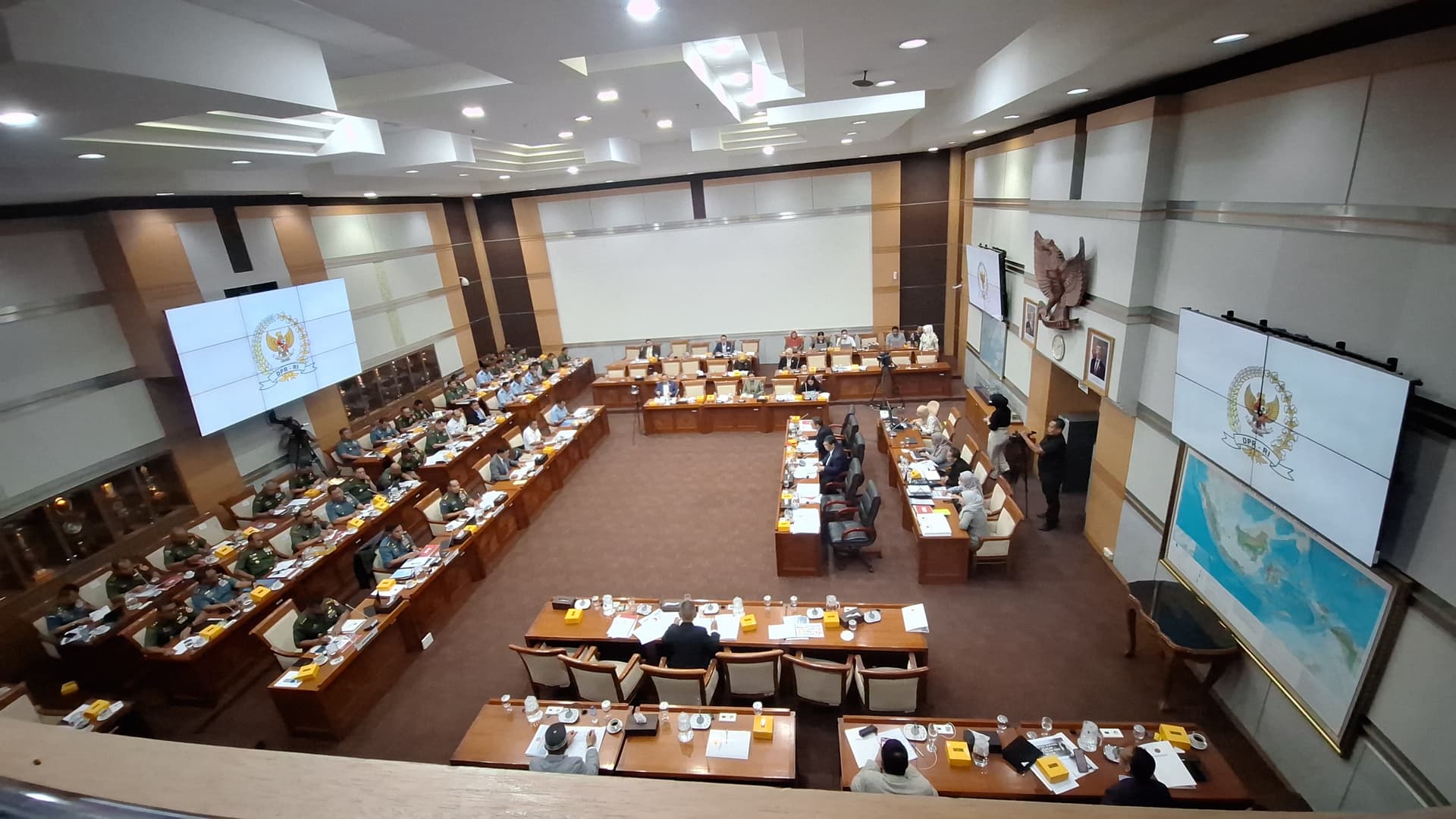 Rapat Komisi I DPR RI bersama Menteri Pertahanan dan Panglima TNI di Kompleks Parlemen, Senayan, Jakarta, Senin (25/11/2024). (Fakta.com/Dewi Yugi Arti)