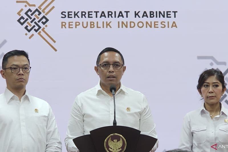 Kepala Kantor Komunikasi Kepresidenan Hasan Nasbi (tengah) disorot usai blunder komunikasinya terkait teror kepala babi. (ANTARA/Livia Kristianti) 