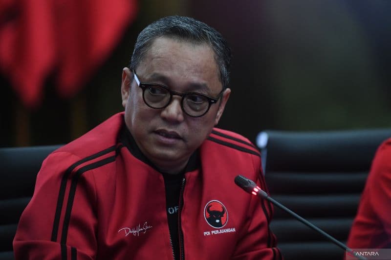 Ketua DPP PDIP Deddy Yevri Hanteru Sitorus memberi kisi-kisi utusan misterius. (ANTARA FOTO/AKBAR NUGROHO GUMAY)