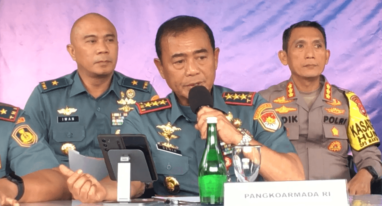 Pangkoarmada Laksamana Madya TNI Denih Hendrata menjelaskan soal kasus penembakan bos rental mobil, di Jakarta, Senin (6/1/2024).