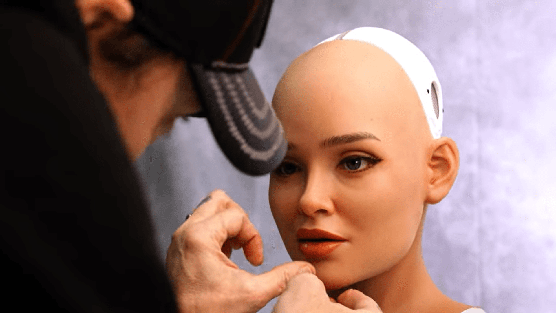 Tahapan berikutnya 'mendandani' Aria. (tangkapan layar YouTube Realbotix)