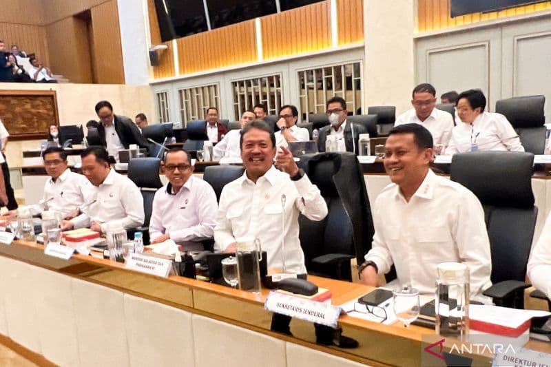 Menteri KP Sakti Wahy Trenggono mendenda pemilik pagar Rp18 juta per meter. (Antara)