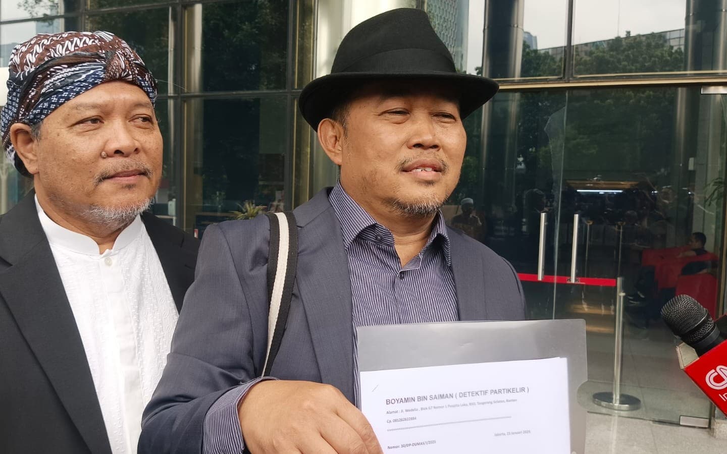 Koordinator MAKI Boyamin Saiman melaporkan dugaan korupsi kasus pagar laut ke KPK, Kamis (23/1/2025). (Fakta.com/Hendri Agung)