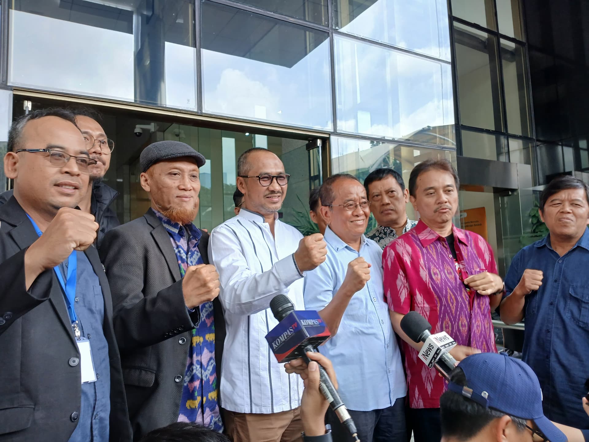 Mantan Ketua KPK Abraham Samad bersama sejumlah tokoh melaporkan dugaan korupsi ke KPK dalam kasus pagar laut Tangerang, Jumat (31/1/2025). (Fakta.com/Dhia Oktoriza)