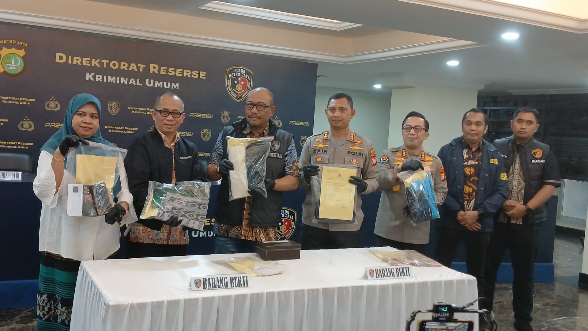 Konferensi pers kasus pencabulan oleh ustad, di Polda Metro Jaya, Jakarta, Kamis (31/1/2025). (Fakta.com/Yasmina Shofa)
