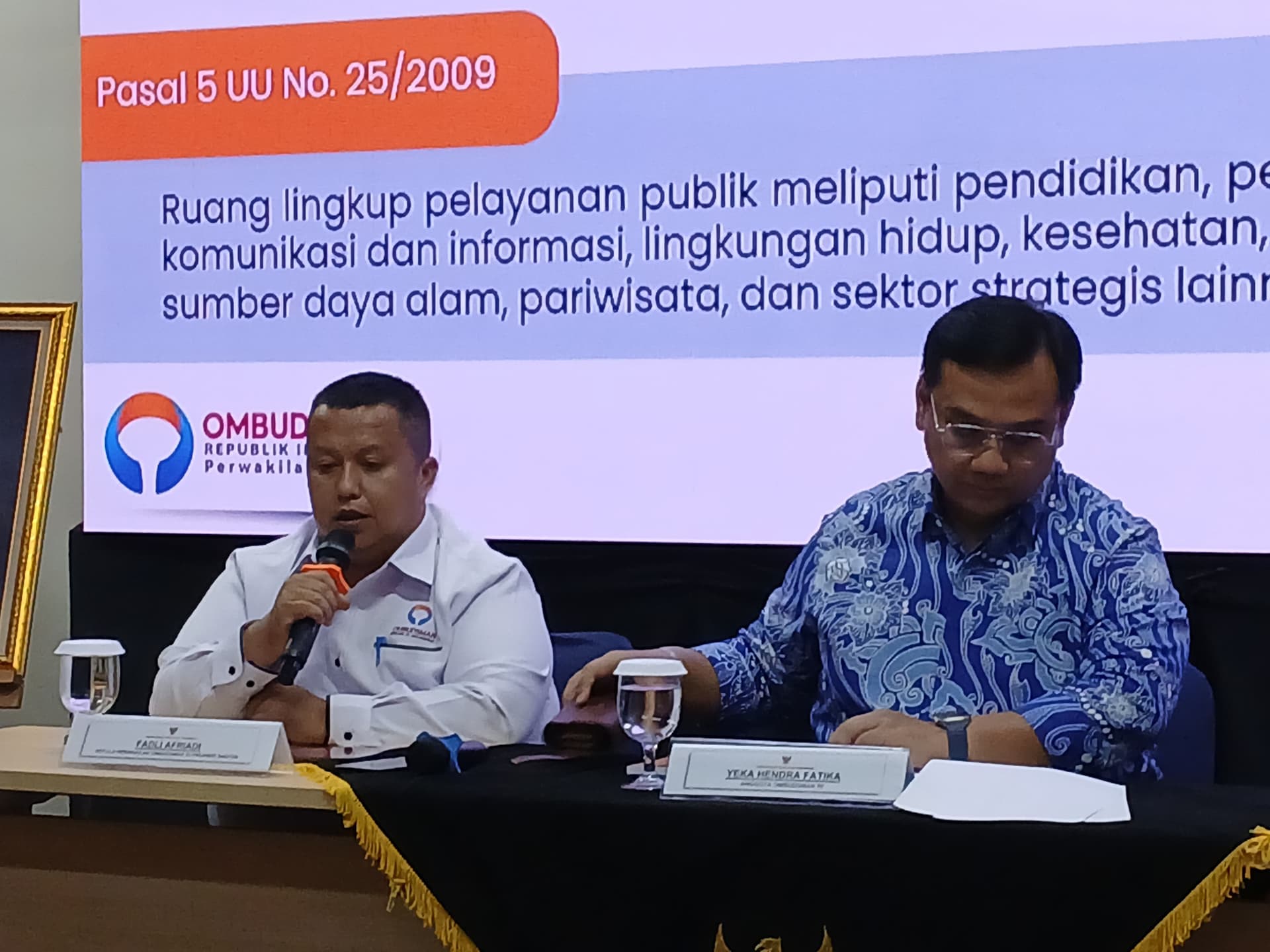 Kepala Perwakilan Ombudsman RI Provinsi Banten Fadli Afriadi (kiri) saat memaparkan hasil investigasi terkait pagar laut Tangerang. (Fakta.com/Dhia Oktoriza)