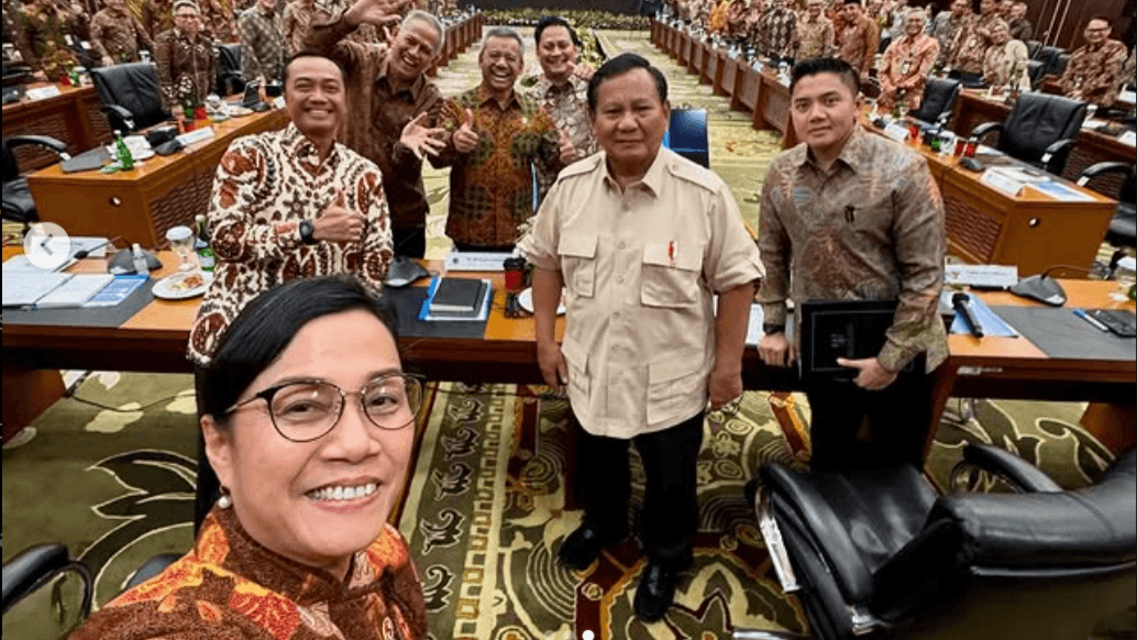 Presiden Prabowo dan Menkeu Sri Mulyani berpose usai mengumumkan pembatalan kenaikan PPN 12 persen, 31 Desember 2024. (Instagram @smindrawati)