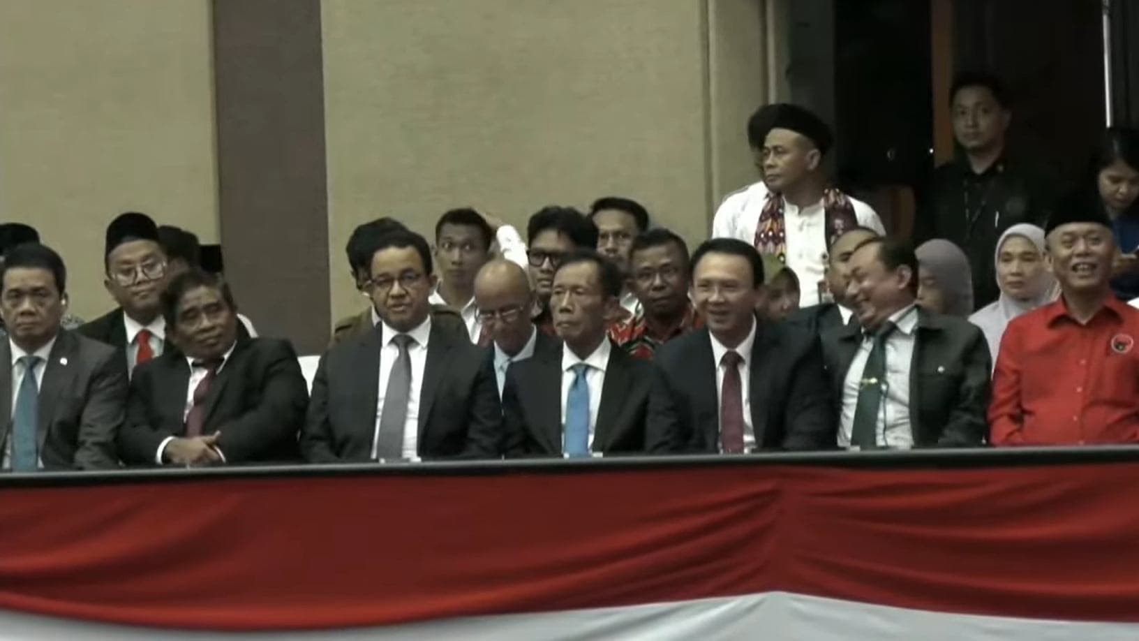 Para mantan Gubernur, termasuk Anies dan Ahok, hadir di Rapat Paripurna DPRD DK Jakarta penyambutan Pram-Doel, Kamis (20/2/2025). (Tangkapan layar YouTube Pemprov DKI Jakarta) 